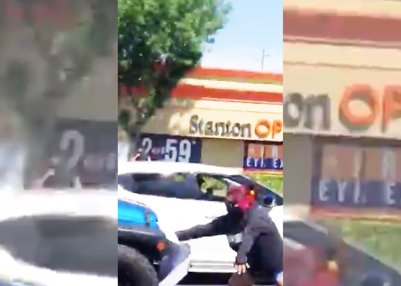 Asimismo, los oficiales informaron que la persona arrollada sólo sufrió heridas menores. 
<b>Luego del incidente <a href="https://twitter.com/deanjoys/status/1266861521772019713" target="_blank">publicado en twitter </a>que se viralizó rápidamente, los usuarios lograron identificar a los tres ocupantes del jeep, quienes supuestamente serían estudiantes de <a href="https://twitter.com/Fresno_State/status/1266920418482376704" target="_blank">Fresno State. </a></b>