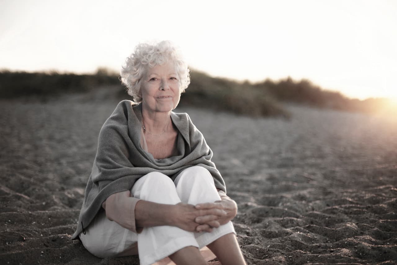 <h3>Relájate</h3>
<br>Cuando la abuela aconsejaba no preocuparse era por razones de salud y belleza; intuía que 
<b>las preocupaciones causan arrugas</b>. Hoy sabemos que el cortisol, hormona que se libera ante el estrés, trastorna la 
<a href="https://www.sharecare.com/health/stress-reduction/how-does-stress-cause-wrinkles">formación de colágeno</a>. Esto debilita y adelgaza la piel acelerando la aparición de arrugas y evitando que la humedad se mantenga. Ejercicio y una dieta sana ayudan a relajarte.
<br>