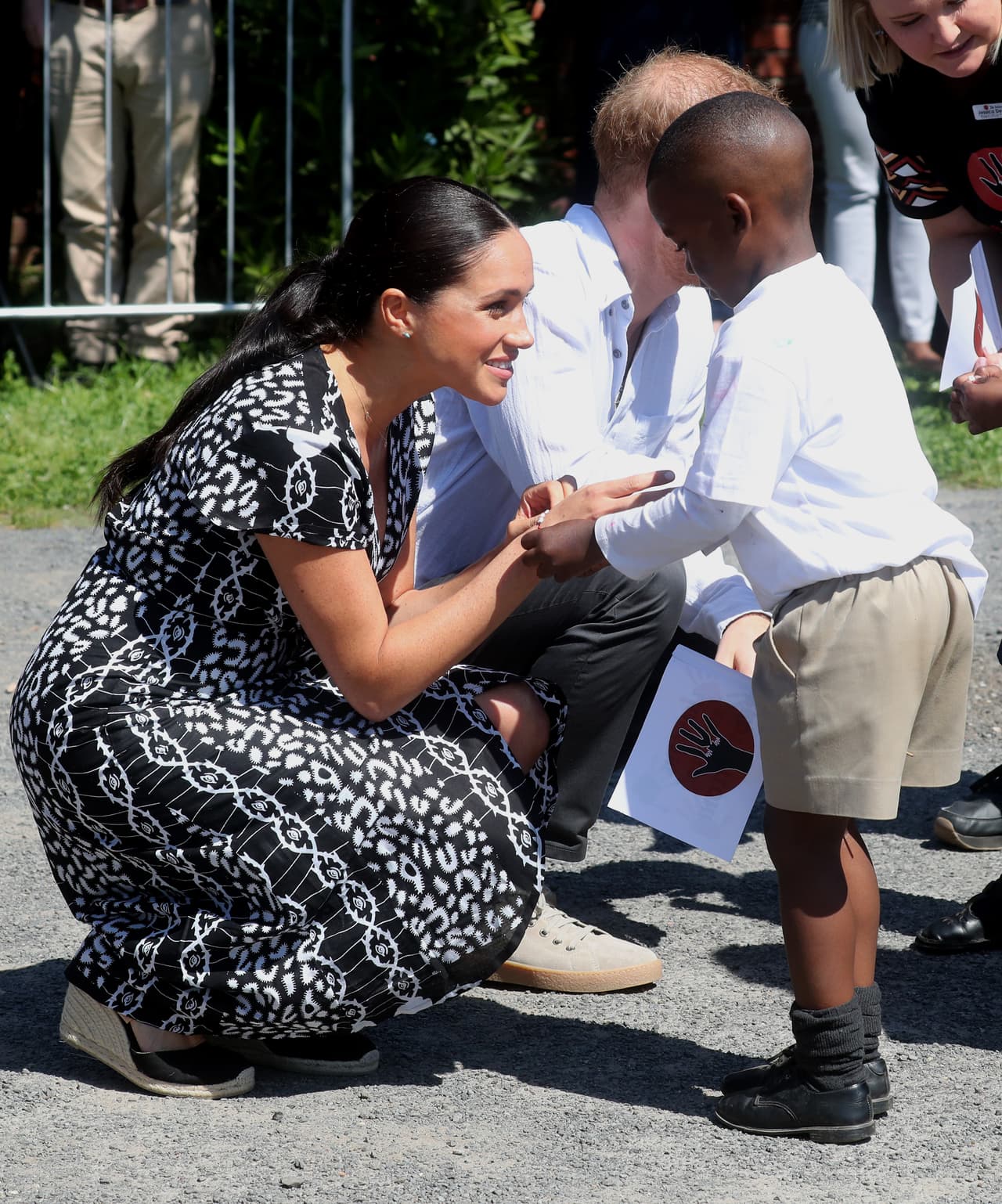 CNN y
<b><a href="https://www.dailymail.co.uk/news/article-7493835/Harry-Meghan-land-Cape-Town-South-Africa-10-day-Africa-tour-Archie.html">Daily Mail</a></b>
<a href="https://www.dailymail.co.uk/news/article-7493835/Harry-Meghan-land-Cape-Town-South-Africa-10-day-Africa-tour-Archie.html"> </a>informan que en los próximos días Meghan Markle asistirá a un evento con un grupo local que ayuda a madres que viven con VIH, donde se espera que done algunos juguetes y ropa de su hijo Archie.