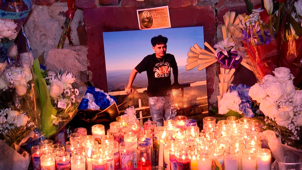 La mujer comentó que a
<b>mbos jóvenes regresaban de cenar.</b>
<br>El primo hablaba por teléfono con su novia cuando ocurrió el impacto. 
<b>La novia del adolescente llamó a la madre quien corrió de inmediato al lugar, </b>donde observó el carro prácticamente destruido.
<br>