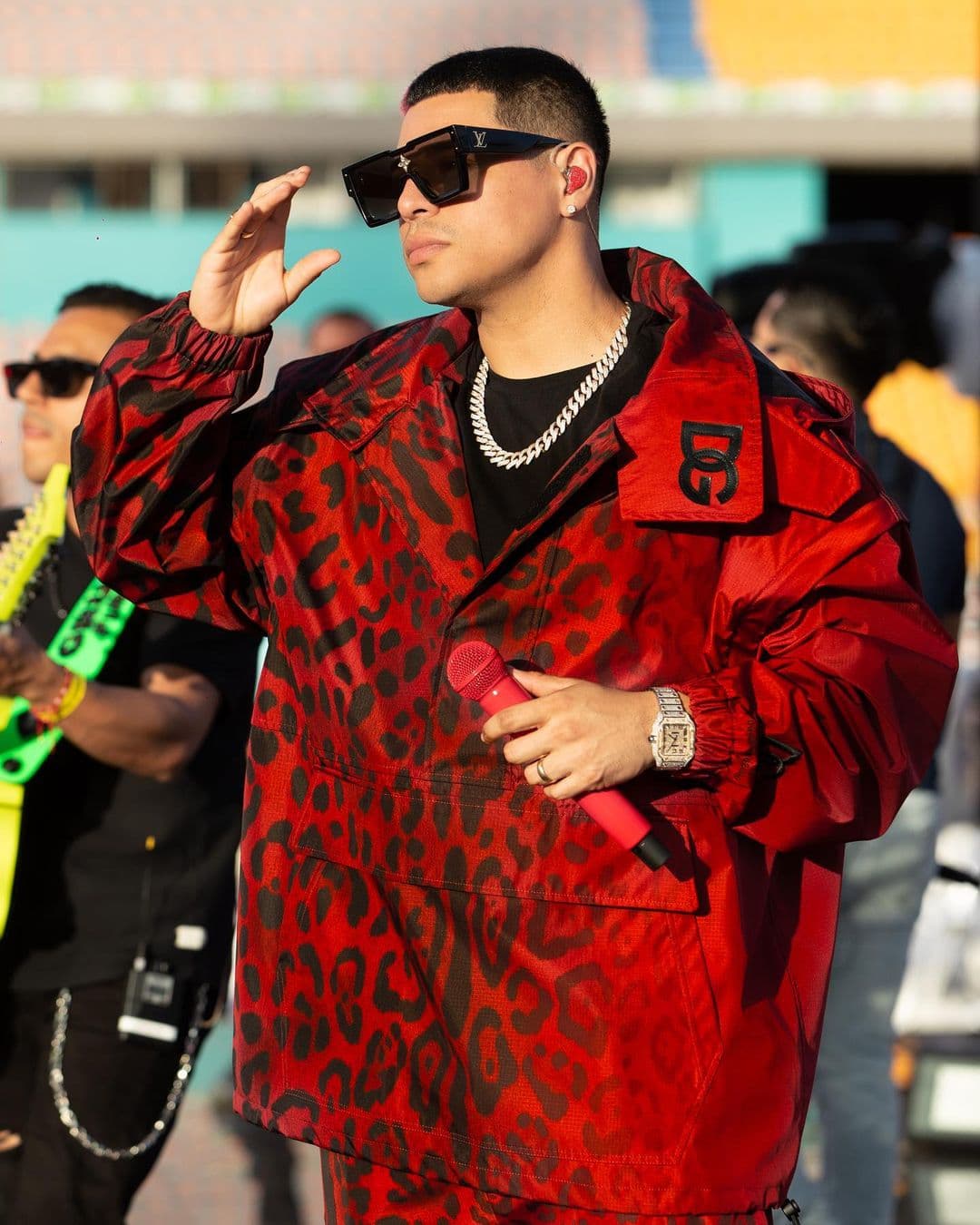 El pasado 30 de abril, durante los ensayos de su presentación en Colombia con Maluma, Eduin, de 27 años, apareció enfundado en un atuendo de 98,000 dólares (aproximadamente 2 millones de pesos), según informó la comentarista de espectáculos Shanik Berman.