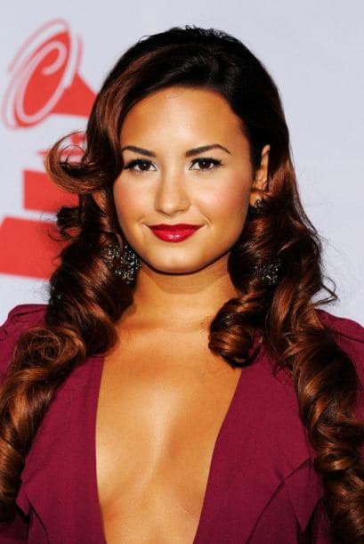¿Qué  famosas acapararon todas las miradas de los caballeros? Recordemos algunos de los escotes mas sexys y pronunciados en la historia de la alfombra de Latin GRAMMY.  Demi Lovato - Latin GRAMMY 2011.
