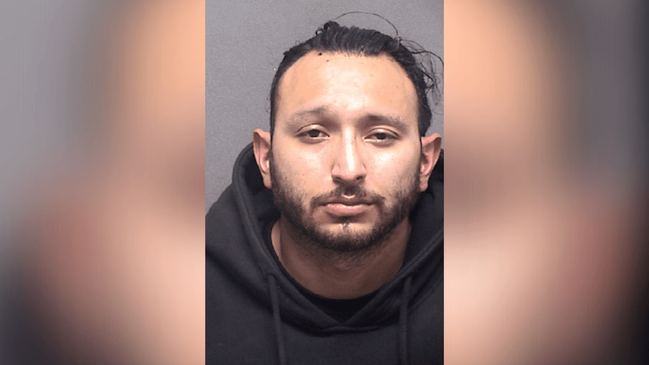 Christian Alexander Moreno, de 31 años, está en la cárcel acusado de los delitos de ataque de perro peligroso resultando en la muerte y de lesiones a un adulto mayor por negligencia criminal. 
<b><a href="https://www.univision.com/local/san-antonio-kwex/ramon-najera-hispano-muerto-perros-ataque-san-antonio-familia">Tiene una fianza de $125,000 y continúa recluido en una cárcel del Condado de Bexar.</a> </b>El sospechoso tendrá una audiencia preliminar el 22 de marzo.