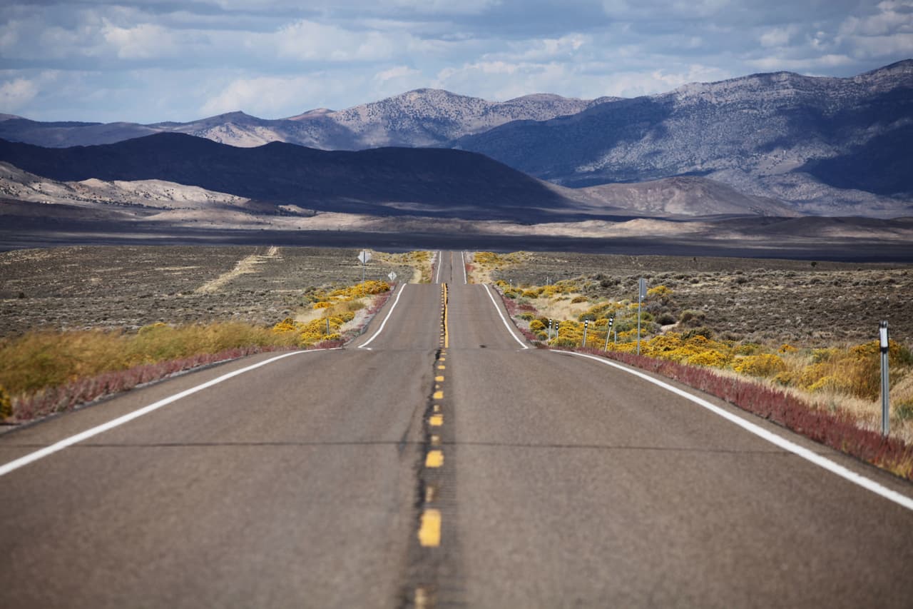 La autopista 50 en Nevada fue nombrada la autopista más solitaria en Estados Unidos por la revista Life en 1986. La autopista 50 atraviesa todo el medio del estado desde Lake Tahoe en el oeste hasta la frontera de Utah.
<br>
<br>Según el aventurero, este camino presenta largos tramos desolados con pocas señales de civilización. Se siente mucho más remoto y salvaje que los tramos de carretera en Alaska.