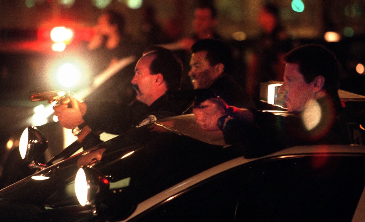 Agentes de la policía de Long Beach en California apuntan sus armas a un trío de sospechosos de robo vehicular cerca de MacArthur Park. La NICB recomienda utilizar sistemas de alarma, de inmovilización y de seguimiento de vehículos, así como el sentido común, para prevenir este tipo de situaciones.