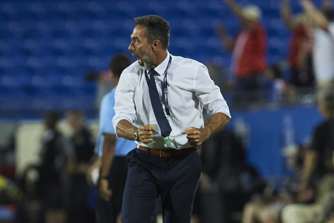 Un entrenador que vive los partidos al borde desde su área técnica.