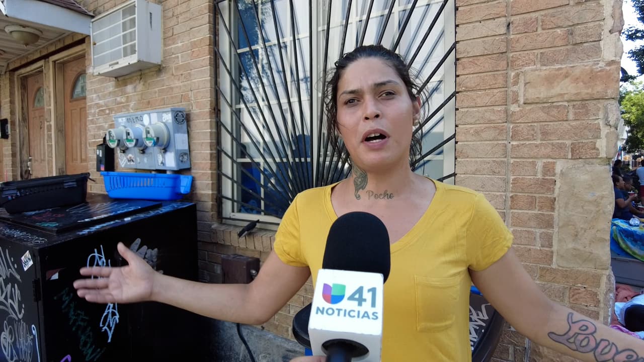 “
<b>Yo lo vi por la ventana cuando él estaba jugando con el fuego y diciendo ¡fuego, fuego, fuego! </b>Él estuvo echándole fuego al primer piso y el building se incendió completamente”, explicó Natasha Bancartier, una de las afectadas.
<br>