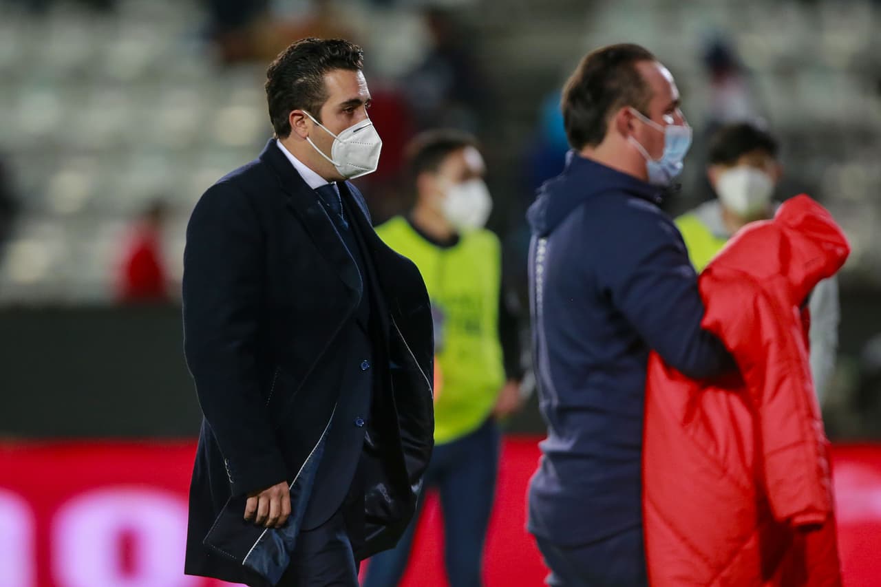 El Pachuca consiguió su segunda victoria del torneo tras vencer por 2-1 a las Chivas. Los Tuzos aprovecharon un grave error del 'Tiba' Sepúlveda y Raúl Gudiño para marcar el segundo tanto después de que Víctor Guzman hiciera el primero. Los rojiblancos reaccionaron con un gol de Ángel Zaldívar por la vía del penal, pero no fue suficiente.