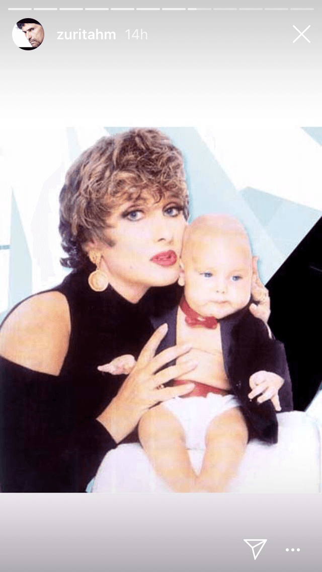 Según la crónica y
<b><a href="https://www.zurita-bach.com/wp-content/gallery/cbhzboda/bodazuba3.jpg" target="_blank">fotos publicadas</a></b>, hubo niños que se
<b>"escondieron debajo del altar"</b> para presenciar la que fue considerada "la boda del año".
<br>