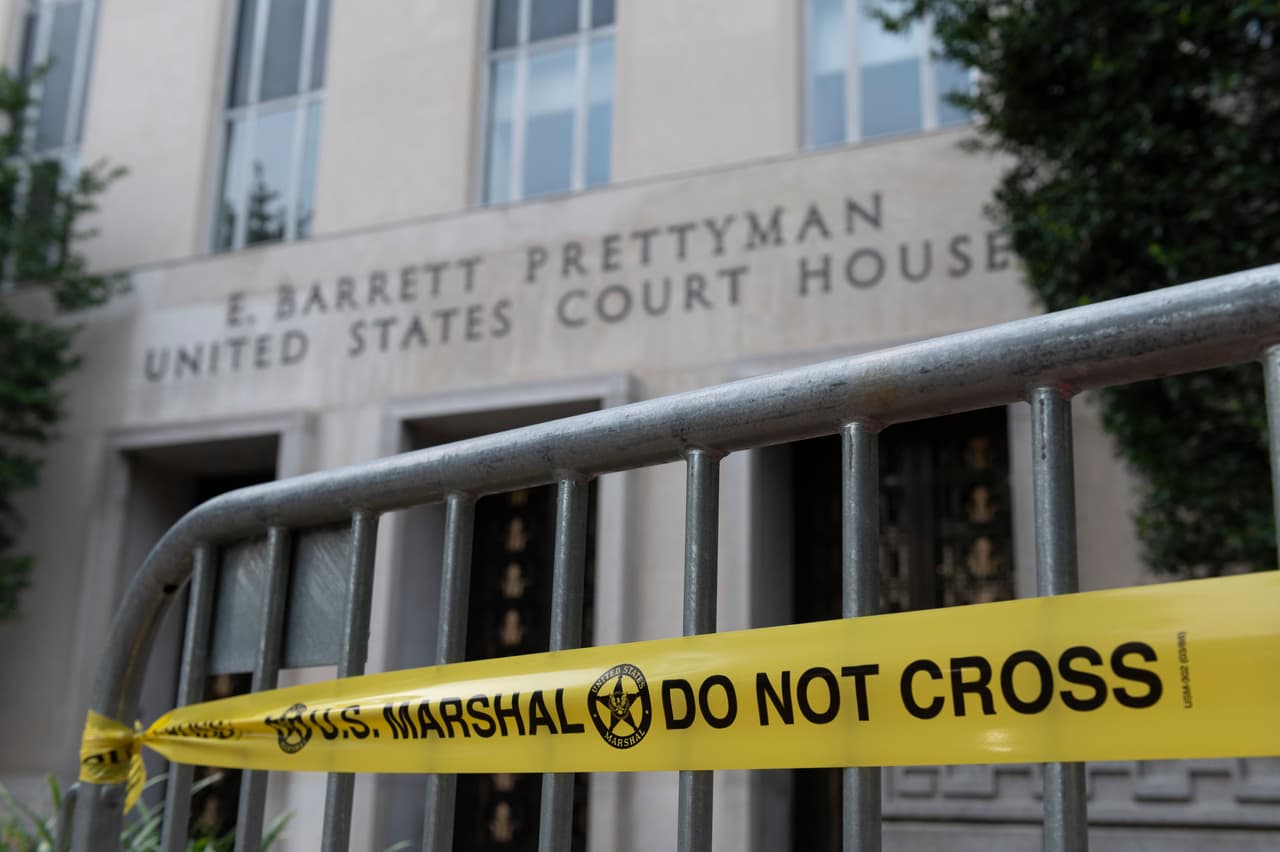 En el cargo por obstrucción, precisa AP, se hace referencia a la 
<b>sesión conjunta en el Congreso del 6 de enero de 2021 en la que se contarían los votos colegiados </b>para certificar como el ganador a Joe Biden, mismo que también se ha presentado contra cientos de los acusados por la insurrección de aquel día en el Capitolio.