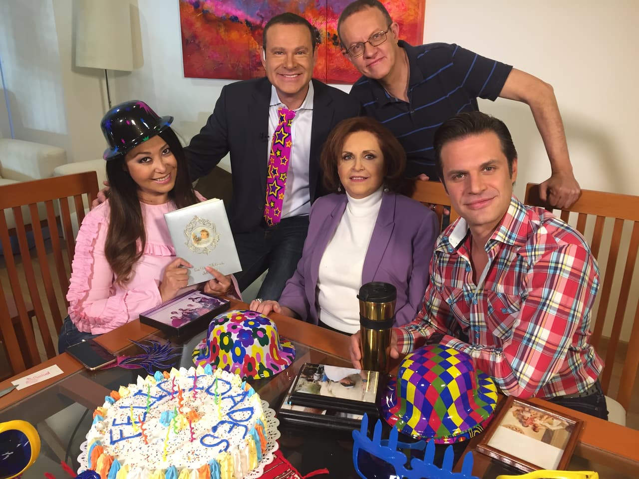 Juntos recordaron como era Alan de niño y partieron el pastel, que el propio Alan llevó.