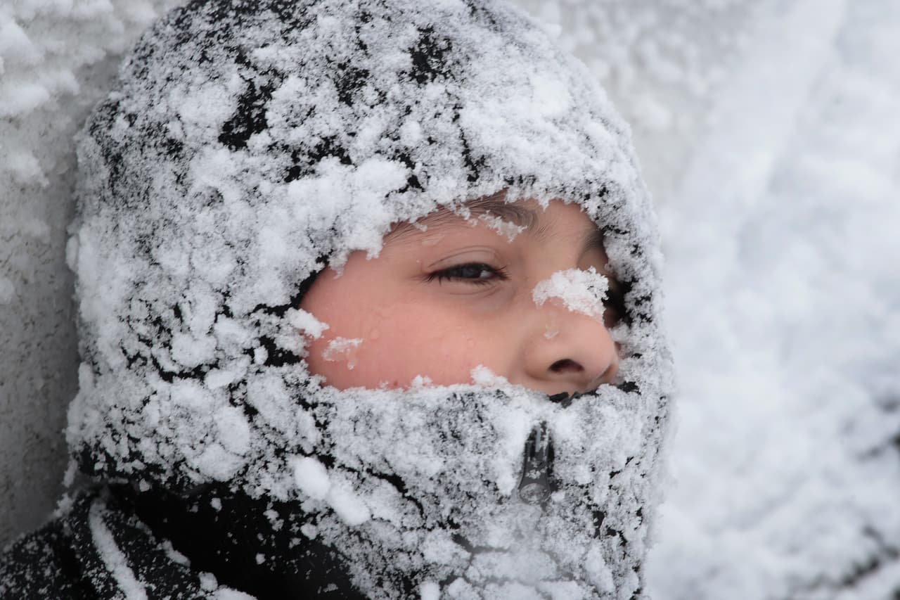 El pequeño de ocho años Eduardo Chávez después de pasar la mañana jugando en trineo en el Humboldt Park de Chicago, luego de la tormenta que arrojó más de 7 pulgadas de nieve.