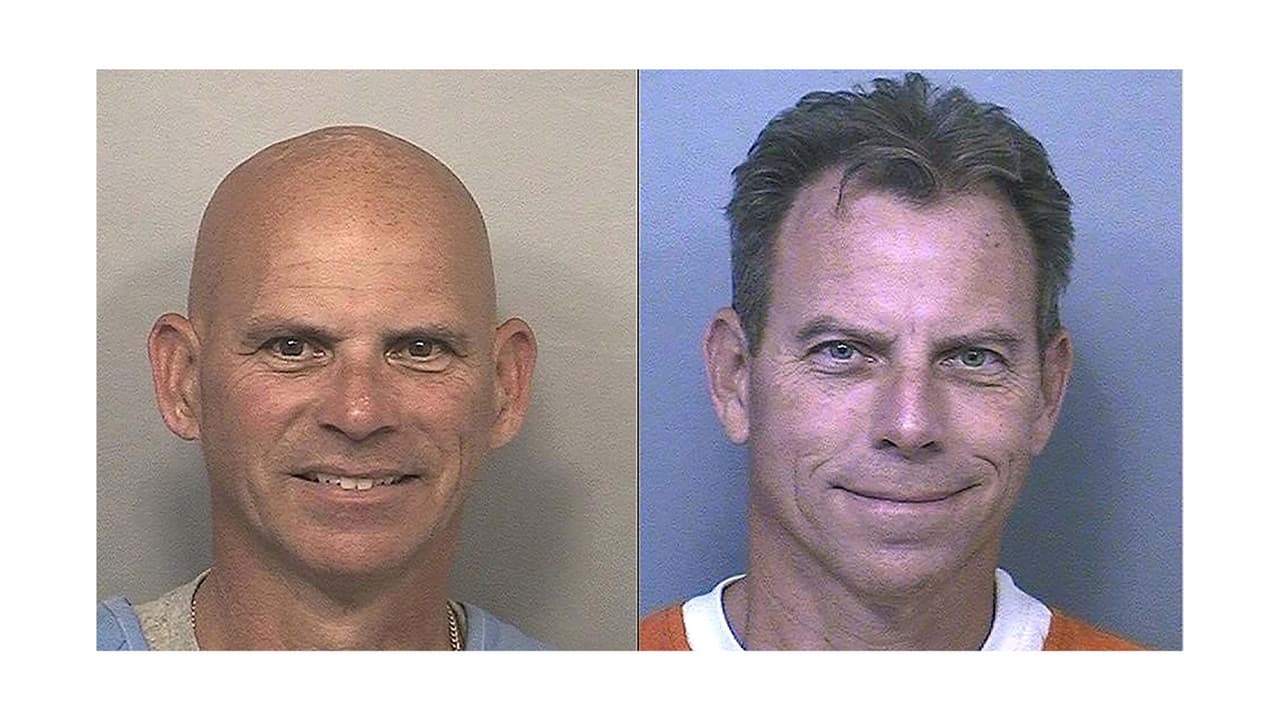 Erik y Lyle Menéndez sonríen en sus fotos policiales tomadas en enero de 2023.