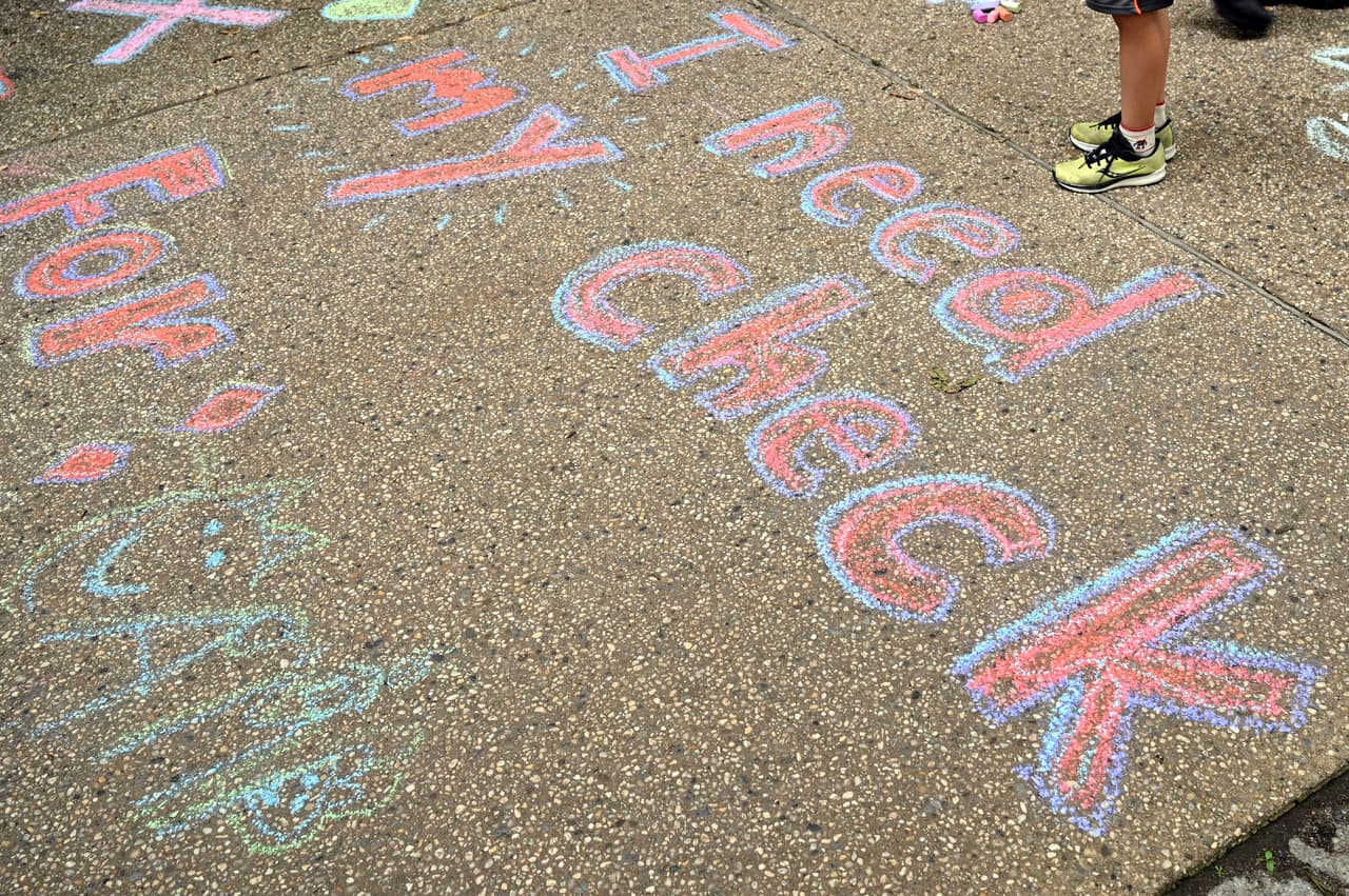 El crédito tributario por hijos es un reembolso por adelantado. El IRS va a revisar tu declaración de impuestos el próximo año y si te dio un sobrepago, te lo quitará de tu reembolso.Si quieres saber dónde está tu estímulo económico puedes entrar a esta plataforma del IRS y verificar su estatus.