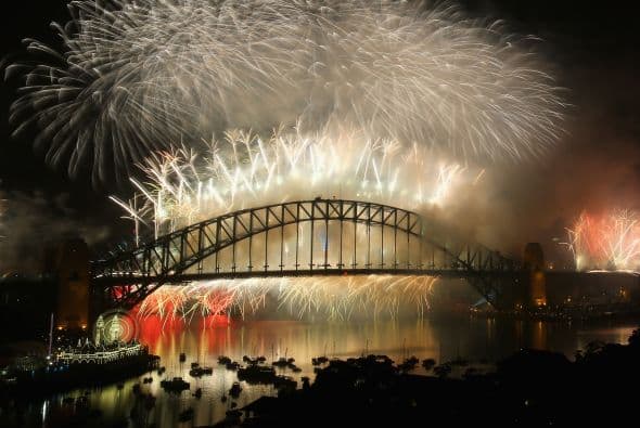 Fuegos artificiales iluminan el puente de la bahía de Sydney (Sydney Harbour Bridge), Australia.