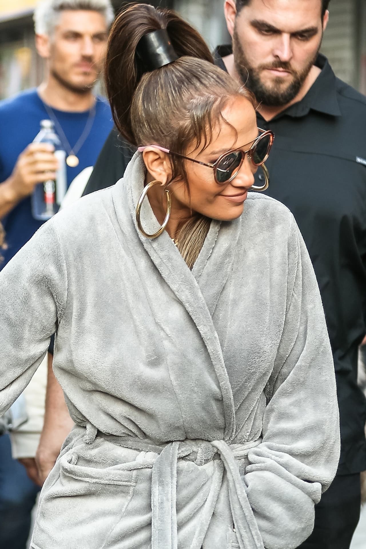 Aunque de vez en cuando soltaba una que otra sonrisita a los fans que desde lejos llamaban su atención.