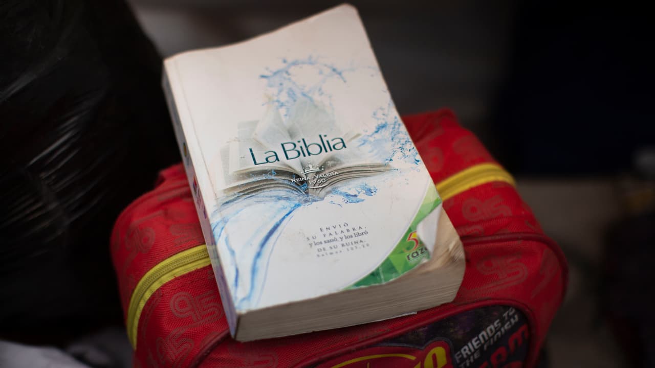 Una biblia es una de las pocas posesiones de Araceli. “A veces uno se desespera. Es terrible dormir en el piso, aguantar el frío, estar en la calle. Aquí está uno expuesto a todo”, lamenta.