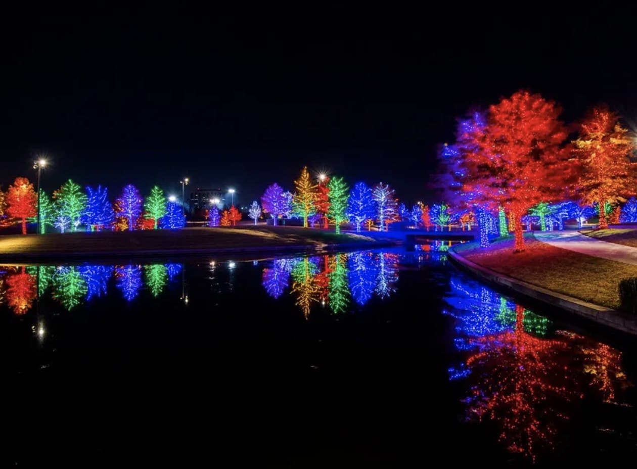 Durante la época más deslumbrante y espectacular del año puedes acudir al Parque Vitruvio y disfrutar del alumbrado navideño.
<b>Puedes <a href="https://www.udr.com/vitruvian-park/vitruvian-park-events/" target="_blank">ingresar a este enlace para ver detalles</a> del evento. </b>
<br>