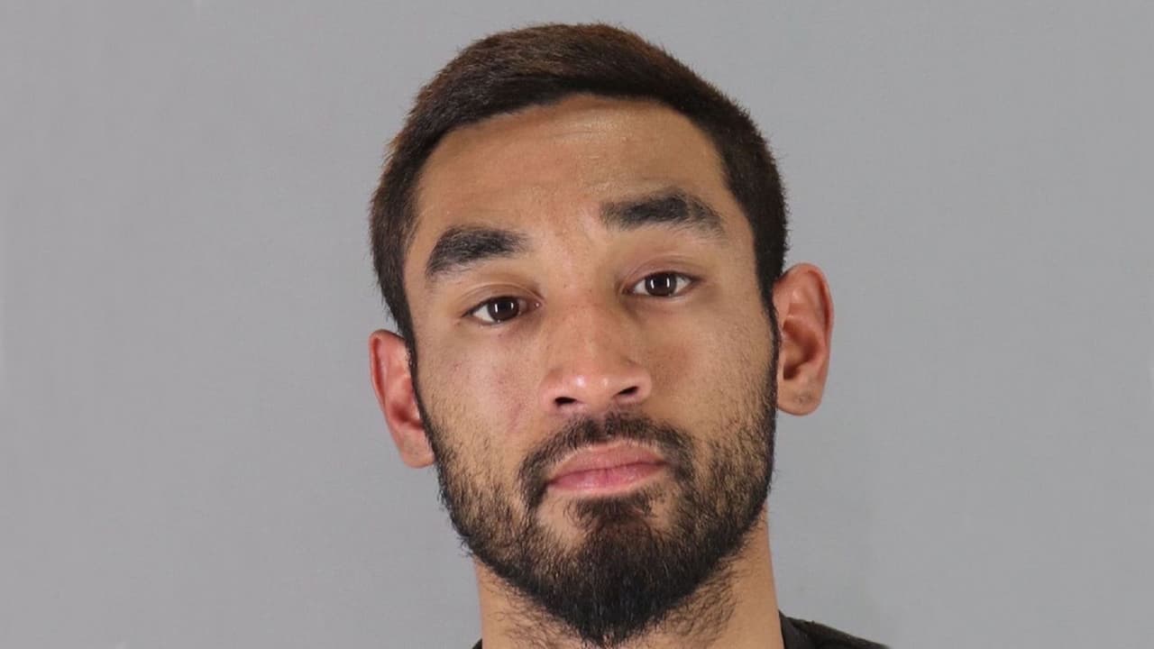 Arrestan a hombre mientras salía de una residencia con las manos llenas de electrónicos robados 