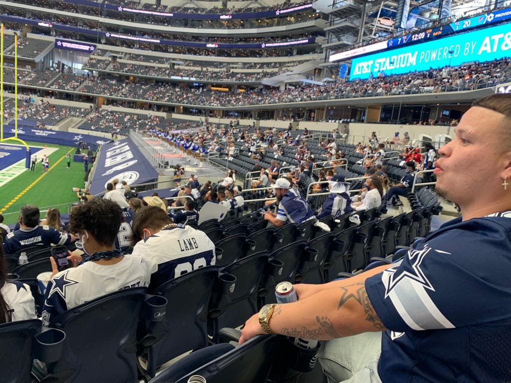 Mientras tanto sentada en los bancos estaba una fanaticada fiel, contenta de regresar por primera vez a la tierra de Jerry Jones en esta pandemia y deseosa de ver a su equipo quedarse con la victoria bajo el brazo.
<br>