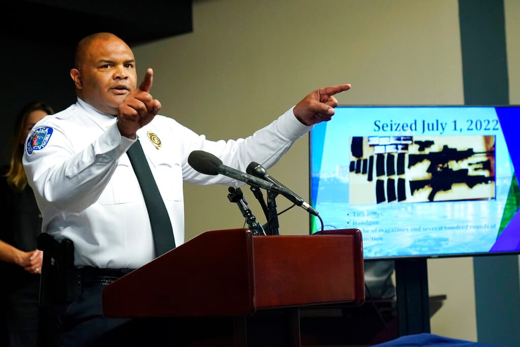 El jefe de la policía de Richmond, Gerald M Smith, gesticula durante una conferencia de prensa en la sede de la policía de Richmond, Virginia, el miércoles 6 de julio de 2022, en Richmond, Virginia.