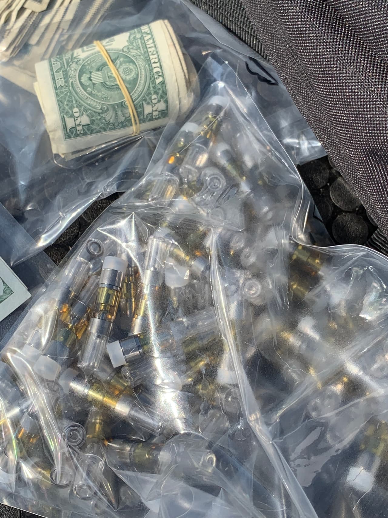 Autoridades reiteran que estos cartuchos de vapeo, como los que se fabricaban en este residencia, se han ubicado en todo el país y se han asociado con muertes recientes por esta práctica.
<br>