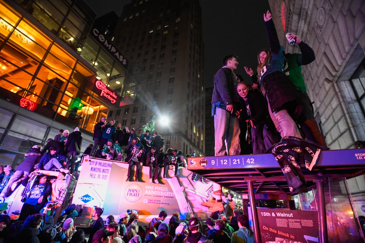 <h3 class="cms-H3-H3"><b>El transporte público tomó medidas ante el cierre de calles y la cantidad de gente en las calles</b></h3>
<br>
<br>El servicio de transporte público de la ciudad, SEPTA, incluso anunció que varias de sus rutas fueron suspendidas debido a que anticipaban “una gran cantidad de gente y cierre de calles”.