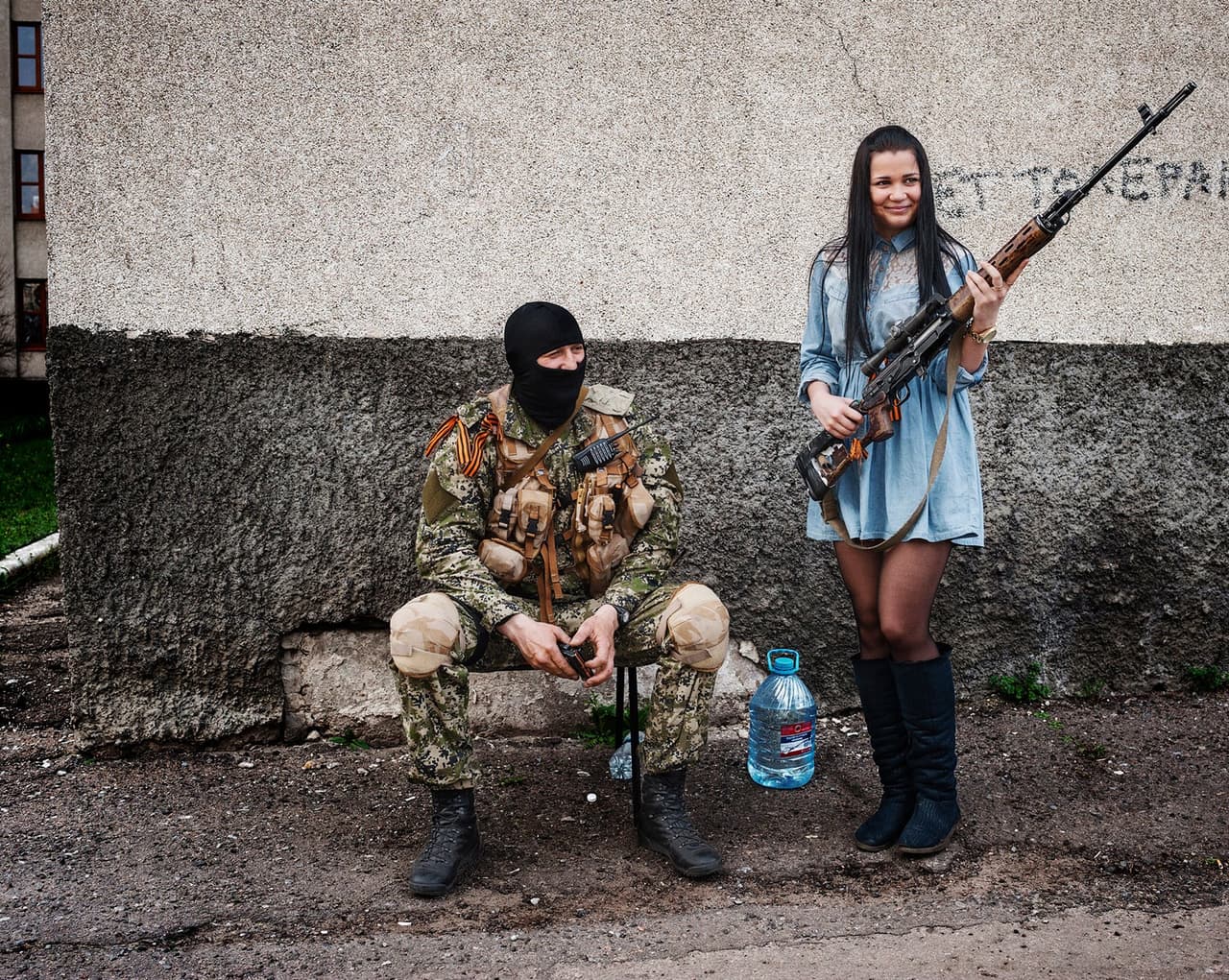 Una mujer de Slovyansk, en el noreste de Ucrania, posa con un fusil al darle la bienvenida a las fuerzas separatistas a la ciudad. Para entonces, ya habían ocupado la oficina de la ciudad. La alcaldesa de ese momento, Nellie Shtepa, había manifestado su apoyo a los milicianos.