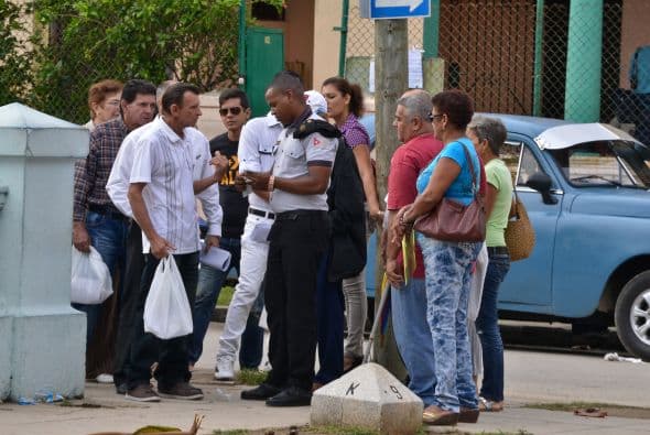 Mientras el gobierno de EE.UU. volvió a pedir a Cuba la liberación del contratista estadounidense Alan Gross durante la ronda de diálogo migratorio que tuvo lugar el jueves, en una sesión que se cerró sin aparentes avances, los cubanos trataban de llegar a las oficinas de la Sección de Intereses en La Habana, con la esperanza de conseguir una visa. "La delegación estadounidense reiteró su llamado a la liberación de Alan Gross, que fue arrestado por las autoridades cubanas el 3 de diciembre de 2009 y más tarde sentenciado a 15 años en prisión", dijo la portavoz del Departamento de Estado, Jen Psaki, en un comunicado. El diálogo migratorio es uno de los intercambios políticos más importantes que sostienen ambos países, sin relaciones diplomáticas desde 1962. La segunda ronda celebrada ayer estuvo centrada en asuntos como "la cooperación (bilateral) en aviación de seguridad, búsqueda y rescate y fraude de documentos consulares", según Psaki. "La delegación estadounidense subrayó las áreas donde ha habido cooperación exitosa, en materia de migración, en cuanto al intercambio de información sobre la prohibición de inmigrantes indocumentados y a la hora de clarificar aspectos de los recientes cambios de Cuba en política migratoria". Al igual que en la reunión de julio de 2013, la delegación cubana en el diálogo estuvo encabezada por la directora del Ministerio de Relaciones Exteriores de Cuba, Josefina Vidal; y la estadounidense por el subsecretario de Estado adjunto de EEUU para Latinoamérica, Alex Lee.