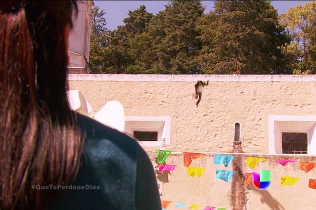 Lo arrojó desde las alturas para cumplir con las órdenes de Fausto y sus deseos de venganza contra Simona.