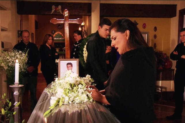 Desde ese día, su vida no fue la misma, Toño se transformó y la vida de Simona se convirtió en un calvario.