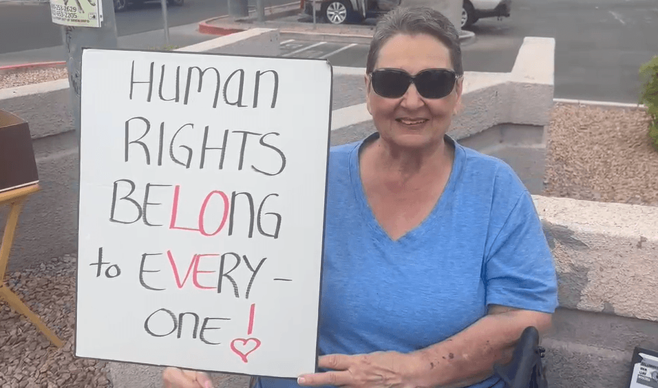 "
<b>Los derechos humanos pertenecen a todos</b>", dice la pancarta que muestra esta mujer.
