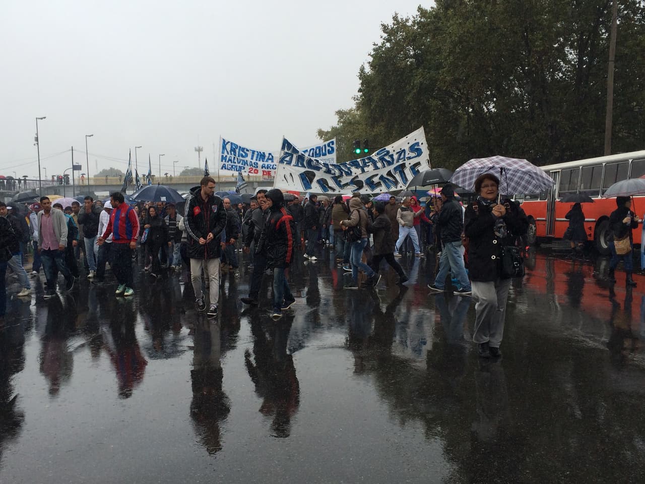 Estuvieron presentes varias de las organizaciones políticas y sociales pertenecientes al Kirchnerismo con sus insignias. Así como cientos de personas entre las que había una gran variedad de profesiones, edades, oficios, clases sociales y sexos. Univisión les preguntó qué pensaban de la corrupción en Argentina.