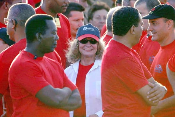Dalia Soto del Valle escucha el discurso de Fidel Castro durante el Día del Trabajo, el 1ro. de mayo de 2004, en La Habana, rodeada de guardaespaldas.