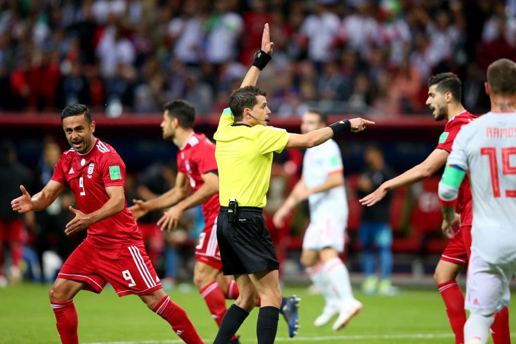 Sin embargo, hubo una serie de reclamos y la jugada fue revisada en el video referee. Y se revirtió la decisión, no hubo gol, se invalidó por una posición adelantada. Duro golpe moral a Irán.