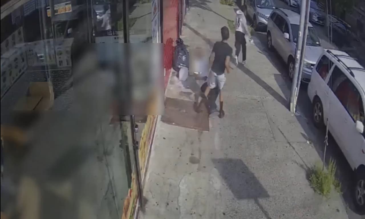 Sospechosos agreden y noquean a dueño de tienda durante asalto en el Bronx