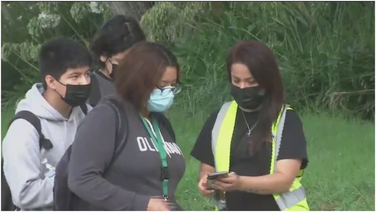 Nuevos protocolos de regreso a clases retrasan el primer día en escuelas de Los Ángeles