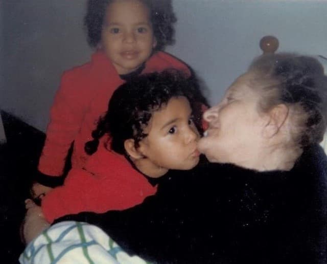 Esta cariñosa pequeñita sabe mucho del clima.