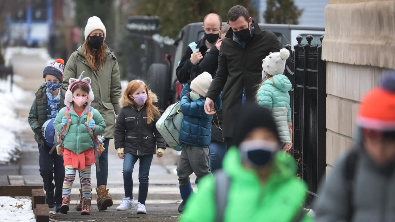 Illinois dará días por enfermedad a trabajadores de escuelas que se contagien de covid