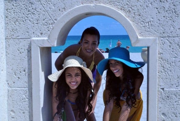Las chicas de Nuestra Belleza Latina se escaparon a la playa y deleitaron a los caballeros con sus espectaculares curvas latinas.