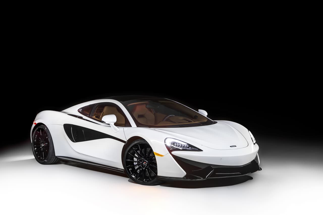 McLaren 570GT by MSO Concept acentua la interpretación de McLaren de lo que debe ser un Gran Turismo y es el primer ejemplo de lo que ocurre cuando los artesanos y diseñadores de MSO (McLaren Special Operations) ponen su atención sobre el recién presentado McLaren 570GT. Una de las novedades es el techo electro-cromado, que puede adquirir una de 5 distintas tonalidades al toque de un botón.