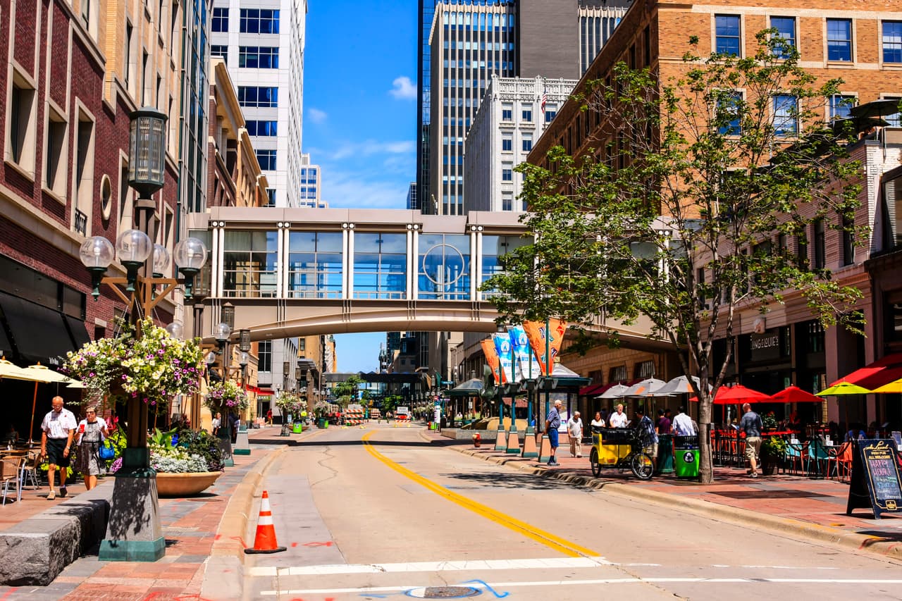 <b>Minnesota: 10 dólares la hora. </b>Aumenta 0.14 en 2020 (9.86 salario actual).
<br>