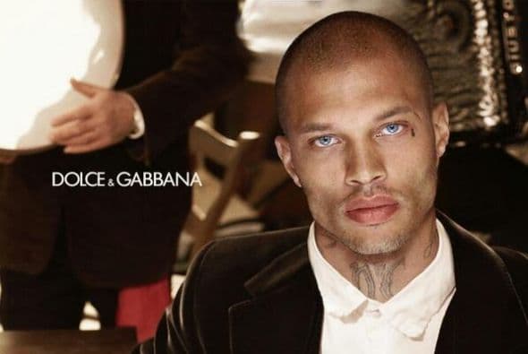 El prisionero Jeremy Meeks ha dejado a las mujeres de California y probablemente de Estados Unidos, sin aliento. Las fotografías fueron tomadas de Facebook.