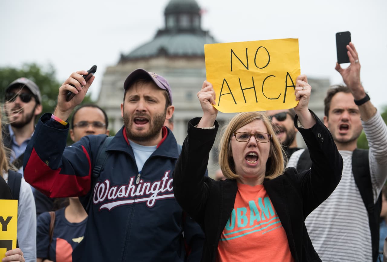 Días antes de la votación en la Cámara de Representantes, un grupo de organizaciones que representan a más de 100 millones de estadounidenses con alguna enfermedad 
<a href="http://www.univision.com/noticias/obamacare/estamos-alarmados-coalicion-que-representa-a-millones-de-pacientes-alerta-sobre-plan-para-sustituir-a-obamacare">advirtió en un comunicado</a> que la propuesta republicana incluye provisiones que debilitarán protecciones vitales para los consumidores.