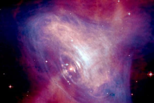 Una imagen compuesta de la nebulosa del Cangrejo muestra de rayos X (azul), y las imágenes ópticas (rojo) superpuestas.