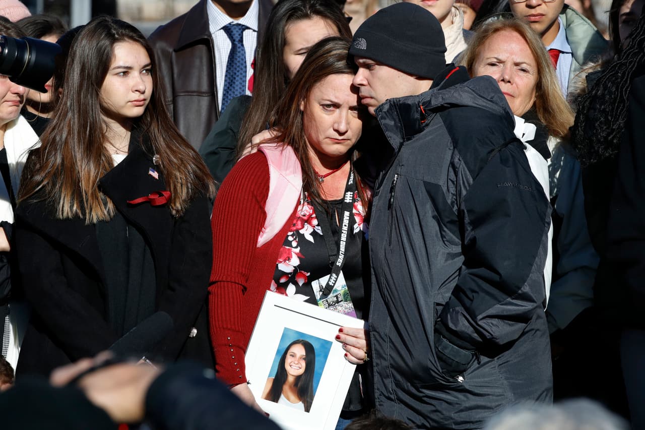 Alhadeff y su esposo marcharon junto a los estudiantes de Parkland en Washington DC en marzo de 2018, para exigir más controles en la venta de armas en EEUU. En mayo resultó electa para la junta escolar.