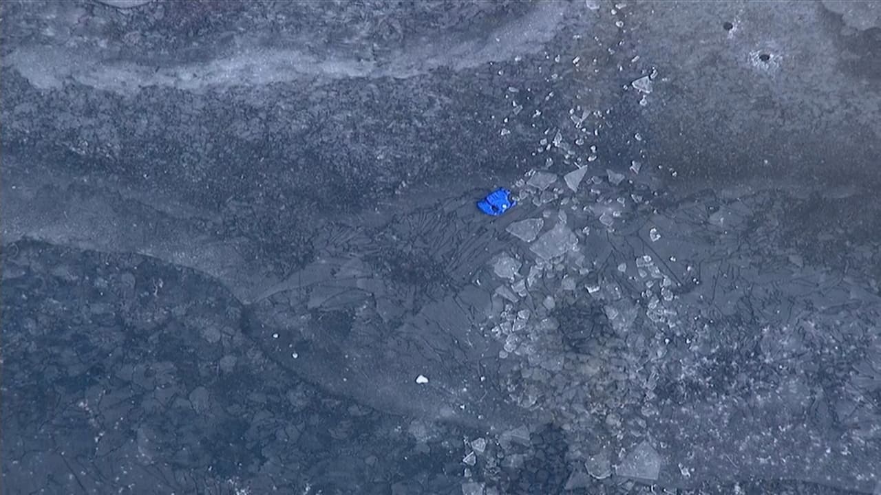 Rescatan a un hombre de lago congelado.