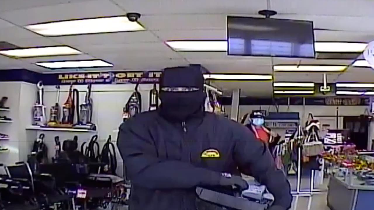 Sospechosos de robo en tienda de empeño son buscados por la Policía de Houston