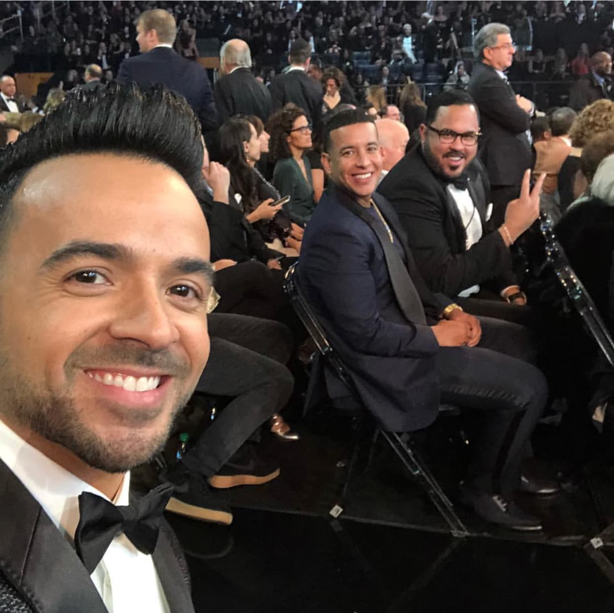 Los selfies no podían falta y así vimos a
<b>Luis Fonsi</b> tomandose una foto con
<b>Daddy Yankee </b>mientras disfrutaban de la gala.
