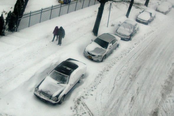 La nieve que deja la tormenta invernal "Pax" en la costa este de Estados Unidos ha causado al menos una decena de muertes, principalmente por accidentes de tráfico, y provocado la cancelación de más de 5.000 vuelos. Washington, está paralizada casi por completo, con acumulaciones de entre 20 y 30 centímetros, lo que ha causado el cierre de las oficinas federales y escuelas; los dos aeropuertos de la ciudad permanecen hoy cerrados. Filadelfia y Nueva York, donde se ha declarado el estado de emergencia, esperan acumular entre 30 y 40 centímetros de nieve y también se espera que las fuertes rachas de viento alcancen 80 kms. por hora. Las autopistas y carreteras en Carolina del Norte sufren desde últimas horas de la tarde del miércoles enormes atascos, en gran medida provocados porque muchos conductores decidieron abandonar sus vehículos en la calzada ante la imposibilidad de seguir su camino debido a las placas de hielo y las acumulaciones de nieve. En Atlanta cerca de 250.000 hogares se mantienen sin suministro eléctrico. Las mayores acumulaciones de nieve ocurrirán entre hoy y mañana a lo largo del corredor de la Interestatal 95, que recorre el nordeste del país, incluyendo las áreas metropolitanas de Washington, Baltimore (Maryland), Nueva York y el interior de Nueva Inglaterra.
